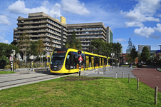 900324 Afbeelding van een tram van U-OV op de Padualaan te Utrecht. Op de achtergrond het Hugo R. Kruytgebouw ...